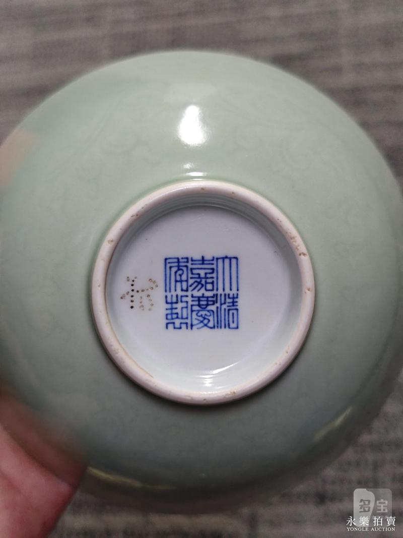 清嘉庆 豆青釉暗刻皮球花纹碗（一对） - 图12